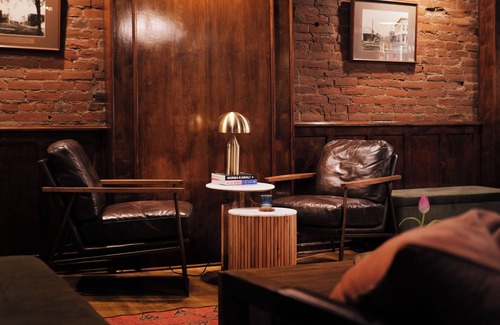 Jacksonville Hotel | Experience charming Jacksonville, OR in this 8-bedroom Historic Inn. Enjoy a wine country getaway with 8 private bedrooms. Walk to dining, shopping, and the famed Britt Festival grounds.