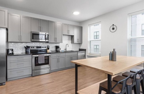 East Walnut HIlls Apartment | Experience Cincinnati! Walkable Modern Condo