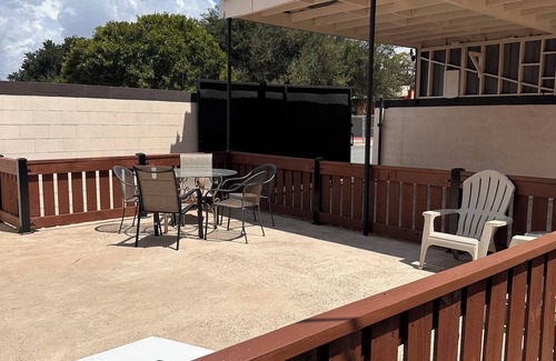 McAllen House | Experience comfort and convenience in this beautifully appointed McAllen retreat