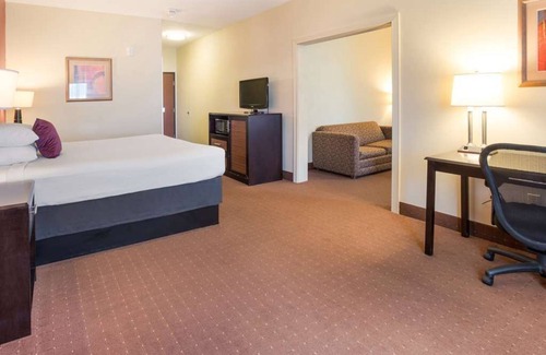 Saint Landry Hotel | Experience Comfort in Bunkie! With Free Parking & Free Breakfast, Pool!