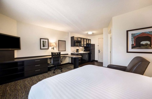 North Mountain Hotel | Experience Downtown Glendale in Comfort & Style! Fully-equipped kitchen!