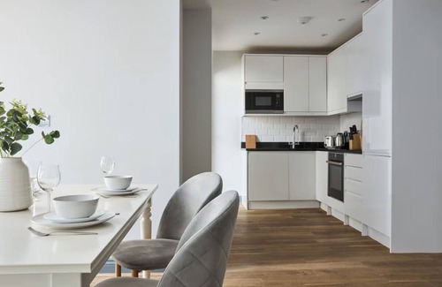 Ealing Broadway Apartment | Experience Ealing's Charm: Walk to Shops and Parks from Your Apartment