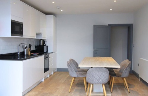 Ealing Broadway Apartment | Experience Ealing's Charm: Walk to Shops and Parks from Your Apartment