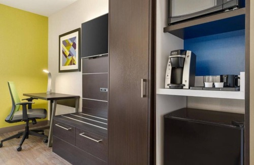 Queens House | Experience easy access on the JFK explore further via the Long Island Rail Road