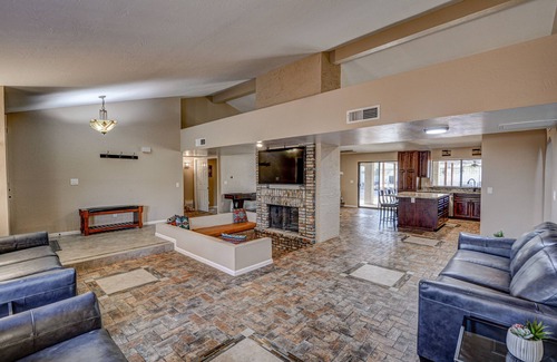Pinnacle Peak House | Experience Endless Fun - Pool, 9 Hole Mini Golf, Basketball Court and More!