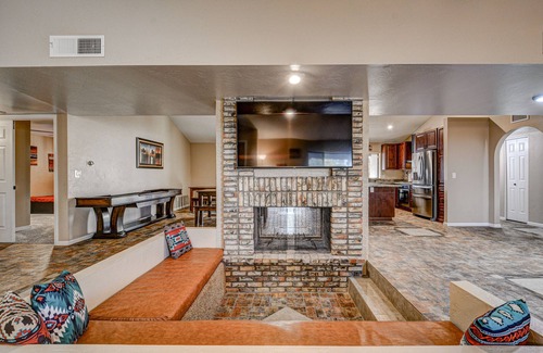 Pinnacle Peak House | Experience Endless Fun - Pool, 9 Hole Mini Golf, Basketball Court and More!