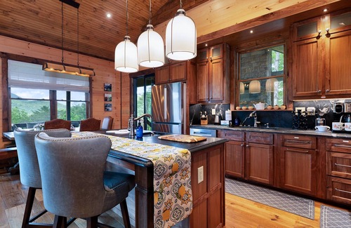 Cherry Log Cabin | Experience Green Peaks Retreat, Epic Mtn Views, Sauna, Hot-Tub, Fire-Pit, Games
