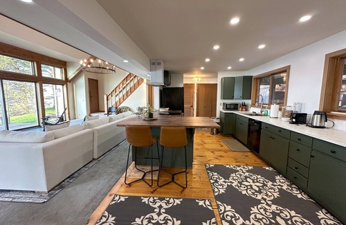 Youngstown Cottage | Experience lake life steps away in Youngstown's 4-bedroom cottage