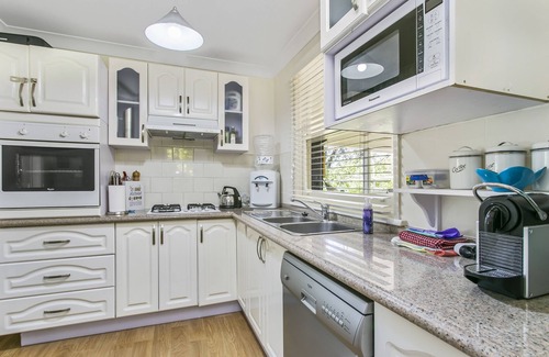Leura Cottage | Experience Lavender Cottage, charming, cozy hideaway set in pretty bushland.