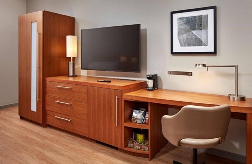 El Segundo House | Experience Los Angeles Culture and Fun From Our LAX Airport Room
