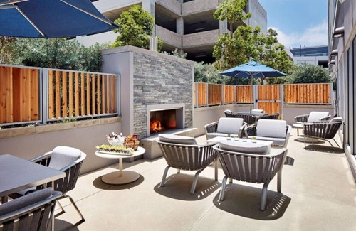 El Segundo House | Experience Los Angeles Culture and Fun From Our LAX Airport Room