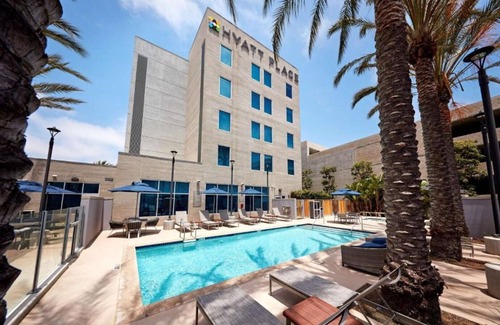 El Segundo House | Experience Los Angeles Culture and Fun From Our LAX Airport Room