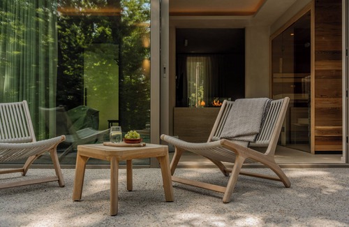Zolder House | Experience luxury and relaxation in the Wellness Suite, featuring a sauna, jacuzzi, and a serene forest-edge location.