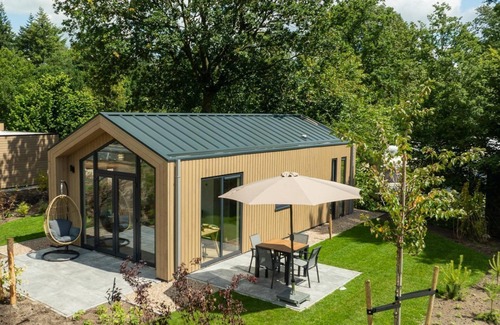 Lieren House | Experience luxury and nature in the Tiny Lodge in the Veluwe! Single-story with 2 bedrooms, a fully equipped kitchen, air conditioning, and a private hot tub in the garden.