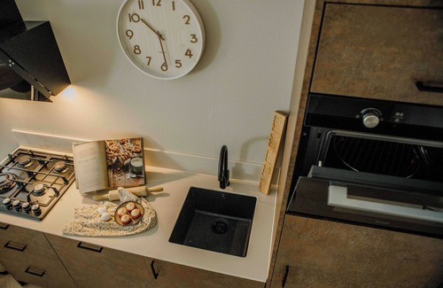 Lieren House | Experience luxury and nature in the Tiny Lodge in the Veluwe! With 2 bedrooms, a fully equipped kitchen, and air conditioning.