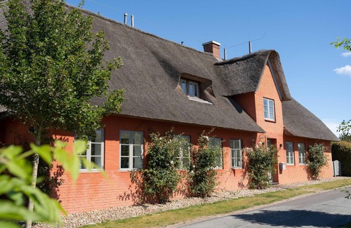 Midlum House | "Experience luxury and relaxation in Reethus Dörpsend House 2!"