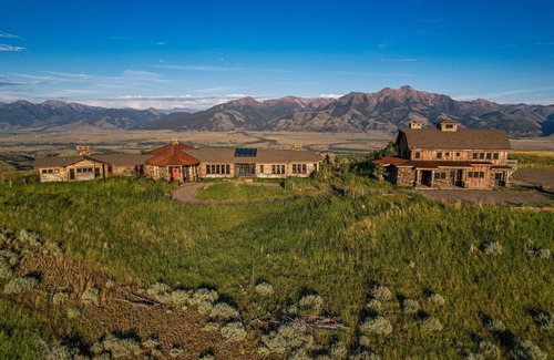 Emigrant House | Experience Luxury in Nature: Private Lodge & Guest Home in Paradise Valley