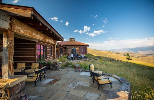 Emigrant House | Experience Luxury in Nature: Private Lodge & Guest Home in Paradise Valley