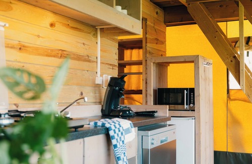 Voorthuizen House | Experience luxury glamping in the Safari Lodge at De Boshoek Holiday Park, with a private bathroom and playground for the kids, in the heart of the Veluwe.