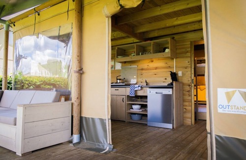 Voorthuizen House | Experience luxury glamping in the Safari Lodge at De Boshoek Holiday Park, with a private bathroom and playground for the kids, in the heart of the Veluwe.