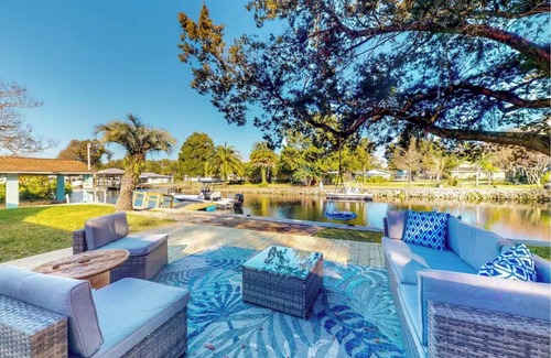 Homosassa House | Experience Manatee Magic: Your Cozy Retreat Awaits!