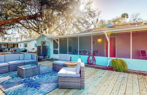Homosassa House | Experience Manatee Magic: Your Cozy Retreat Awaits!