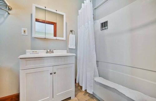 Milford House | Experience Milford’s Beauty! Central Location & Complimentary Breakfast