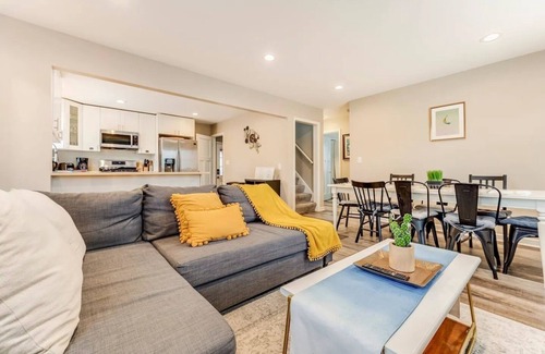 Minneapolis House | Experience Minneapolis; entire house, close to Downtown Uptown and UofM