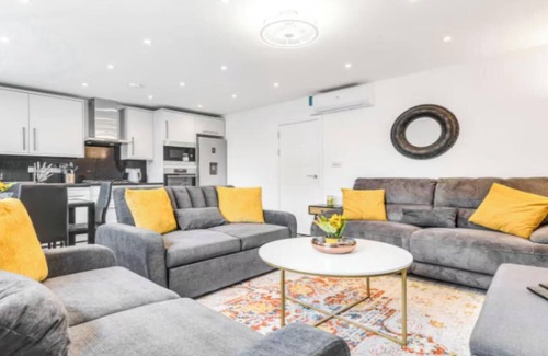 Holland Park Apartment | Experience Modern Comfort in the Heart of Kensington with Air Conditioning