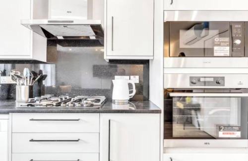Holland Park Apartment | Experience Modern Comfort in the Heart of Kensington with Air Conditioning