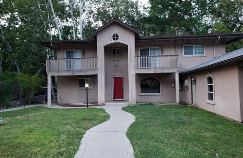 Three Rivers House | Experience nature's grandeur! Five bedroom retreat near Sequoia & Kings Canyons