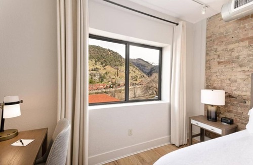 Glenwood Springs Hotel | Experience Old-World Charm with Modern Comforts in Our Historic View Room
