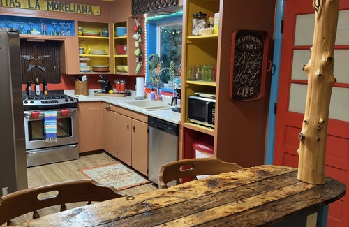 Hot Springs House | Experience our Unique Casa near gaming fun, 15-min stroll to Oaklawn