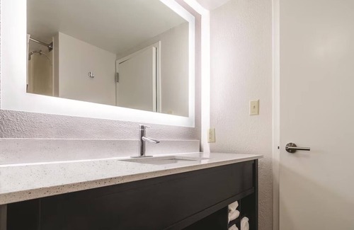 Myrtle Beach Hotel | Experience Poolside Joy & Grab-and-Go Breakfast in 2 Cozy Hotel Rooms