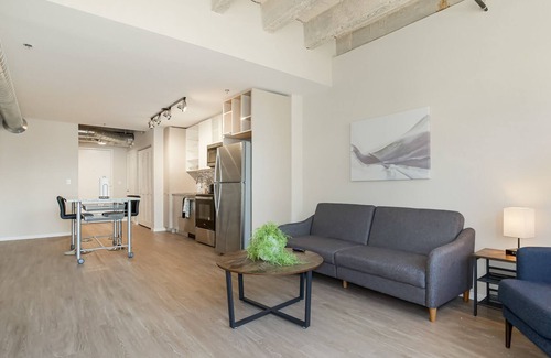 Crossroads Arts District Condo | Experience Serenity in an Elegant Accommodation with a Heavenly Rooftop Haven 31