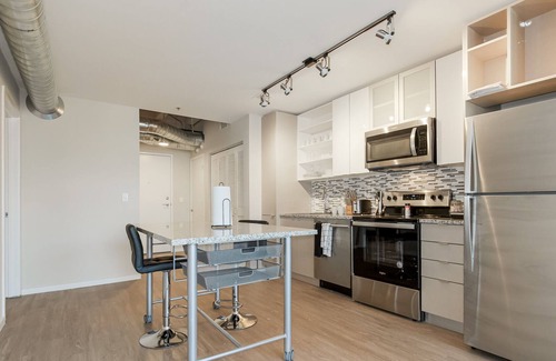 Crossroads Arts District Condo | Experience Serenity in an Elegant Accommodation with a Heavenly Rooftop Haven 31