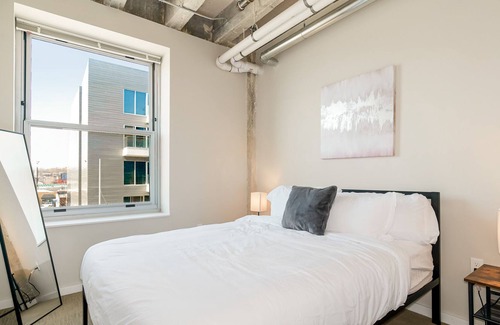 Crossroads Arts District Condo | Experience Serenity in an Elegant Accommodation with a Heavenly Rooftop Haven 31