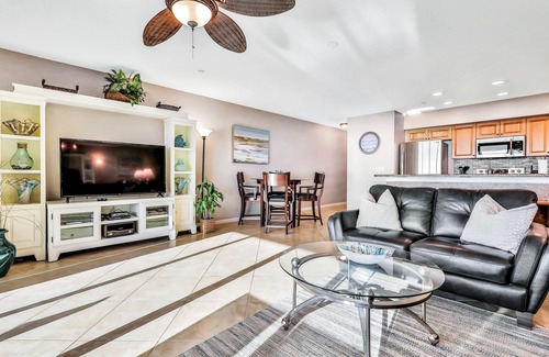 Independence Square Condo | Experience the Indian Rocks lifestyle with a shared pool & hot tub - dogs OK