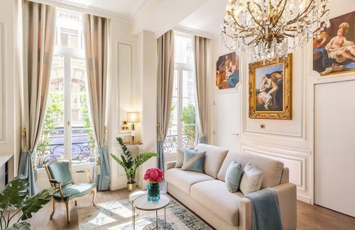 Quartier du Mail Apartment | EXPERIENCE THE BEST OF PARISIAN LIVING NEAR THE LOUVRE AT RUE D'ABOUKIR - 3 BED