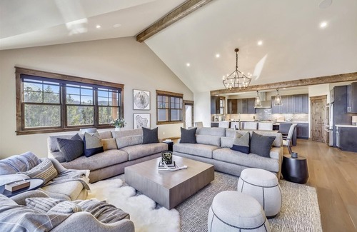 Baldy Mountain House | Experience the charm of Cocoa Cabin, a spacious retreat with stunning views & luxurious amenities.