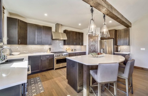 Baldy Mountain House | Experience the charm of Cocoa Cabin, a spacious retreat with stunning views & luxurious amenities.