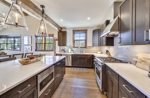 Baldy Mountain House | Experience the charm of Cocoa Cabin, a spacious retreat with stunning views & luxurious amenities.