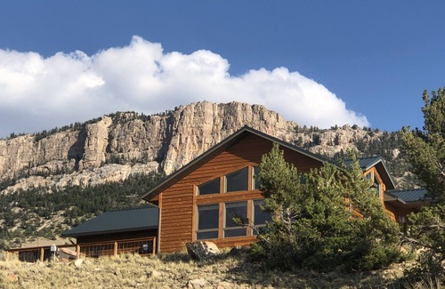 Cody House | Experience the Magic of Wapiti Valley in Luxury. Stunning Views-East Yellowstone