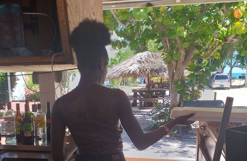 Coral Harbour Apartment | Experience the Real Bahamas, 10 mins from the Airport, On the Beach