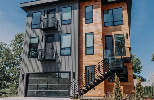Benton Harbor House | Experience the Ultimate in Luxury Living at the Hill House