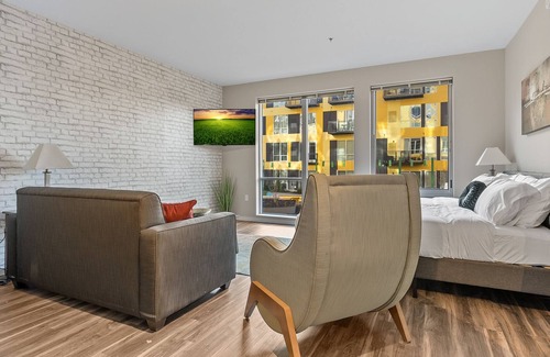 Crossroads Arts District Condo | Experience the Ultimate Getaway at Our Beautiful Oasis Steps from Nightlife 342