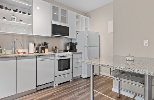 Crossroads Arts District Condo | Experience the Ultimate Getaway at Our Beautiful Oasis Steps from Nightlife 342