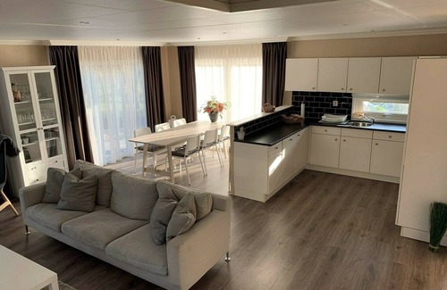 Lathum House | Experience the ultimate pleasure of quality time with friends and family in this holiday home!