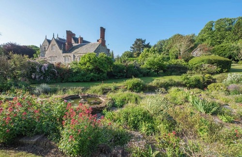 Shorwell House | Experience this 7-bedroom, self-contained wing of a magnificent Jacobean manor