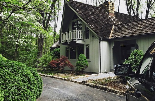 Charlottesville House | Experience Timeless Sophistication right in the Heart of Charlottesville!